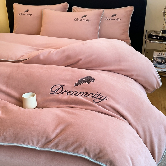 91家纺网 家纺一手货源 找家纺 梦幻之城 2025新款牛奶绒刺绣款四件套-寐羽B款 寐羽-可可粉