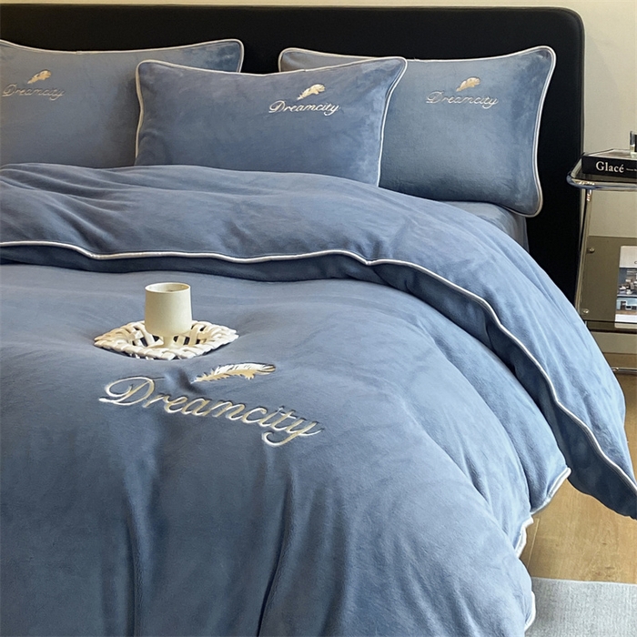 91家纺网 家纺一手货源 找家纺 梦幻之城 2025新款牛奶绒刺绣款四件套-寐羽B款 寐羽-宾利蓝