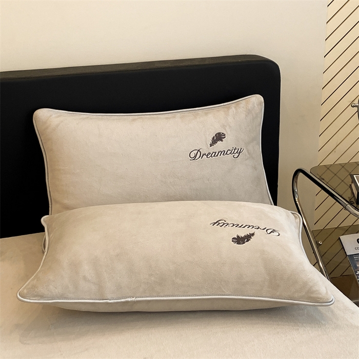 91家纺网 家纺一手货源 找家纺 梦幻之城 2025新款牛奶绒刺绣款四件套-寐羽B款 寐羽-香草灰