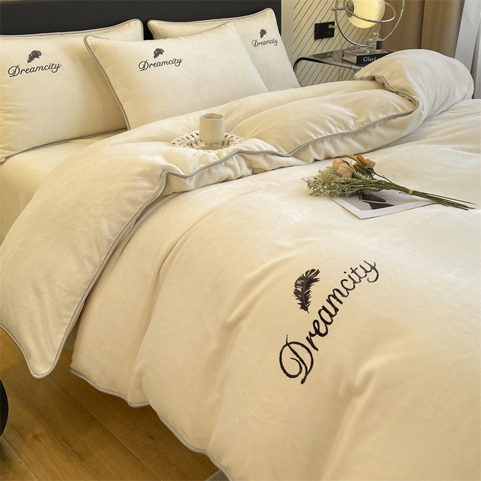 91家纺网 家纺一手货源 找家纺 梦幻之城 2025新款牛奶绒刺绣款四件套-寐羽B款 寐羽-奶芋色