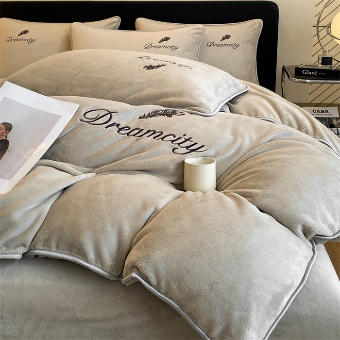 91家纺网 家纺一手货源 找家纺 梦幻之城 2025新款牛奶绒刺绣款四件套-寐羽B款 寐羽-香草灰