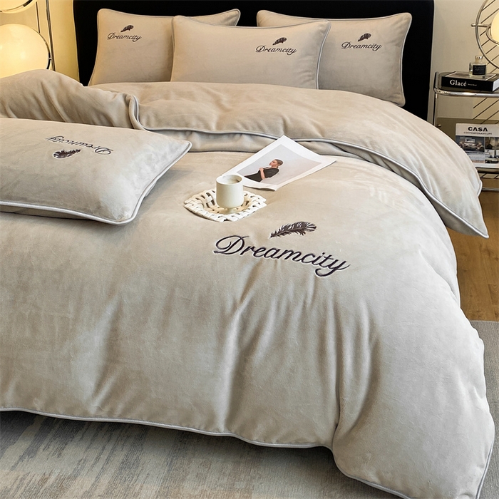 91家纺网 家纺一手货源 找家纺 梦幻之城 2025新款牛奶绒刺绣款四件套-寐羽B款 寐羽-香草灰