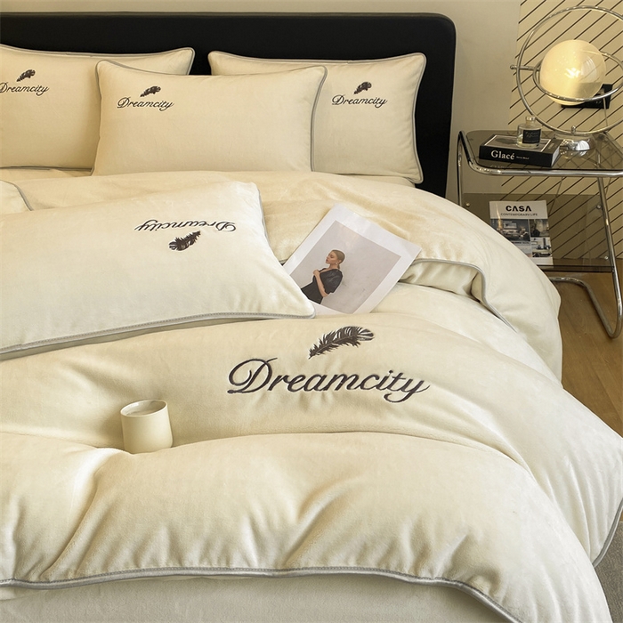 91家纺网 家纺一手货源 找家纺 梦幻之城 2025新款牛奶绒刺绣款四件套-寐羽B款 寐羽-奶芋色