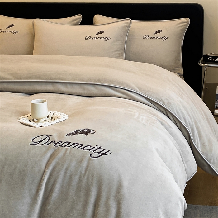 91家纺网 家纺一手货源 找家纺 梦幻之城 2025新款牛奶绒刺绣款四件套-寐羽B款 寐羽-香草灰