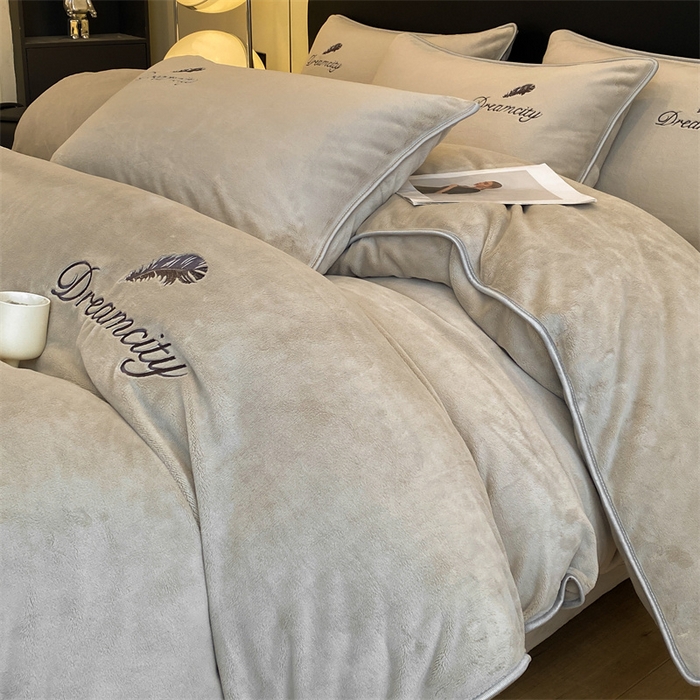 91家纺网 家纺一手货源 找家纺 梦幻之城 2025新款牛奶绒刺绣款四件套-寐羽B款 寐羽-香草灰