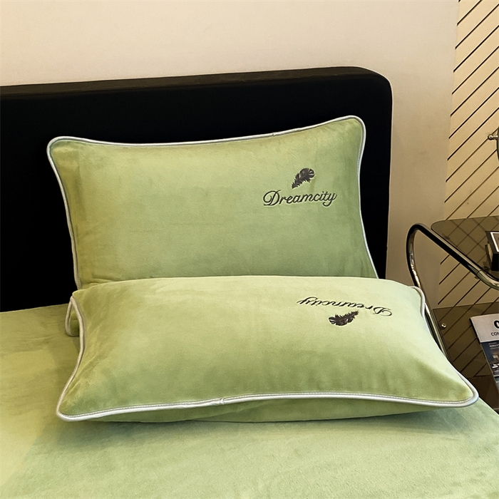 91家纺网 家纺一手货源 找家纺 梦幻之城 2025新款牛奶绒刺绣款四件套-寐羽B款 寐羽-月白绿