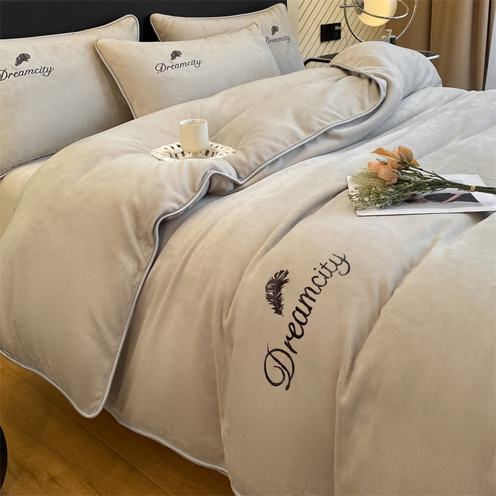 91家纺网 家纺一手货源 找家纺 梦幻之城 2025新款牛奶绒刺绣款四件套-寐羽B款 寐羽-香草灰