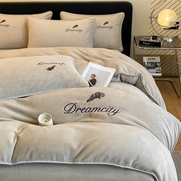 91家纺网 家纺一手货源 找家纺 梦幻之城 2025新款牛奶绒刺绣款四件套-寐羽B款 寐羽-香草灰