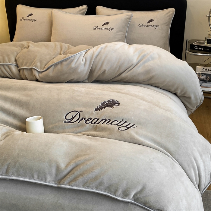 91家纺网 家纺一手货源 找家纺 梦幻之城 2025新款牛奶绒刺绣款四件套-寐羽B款 寐羽-香草灰