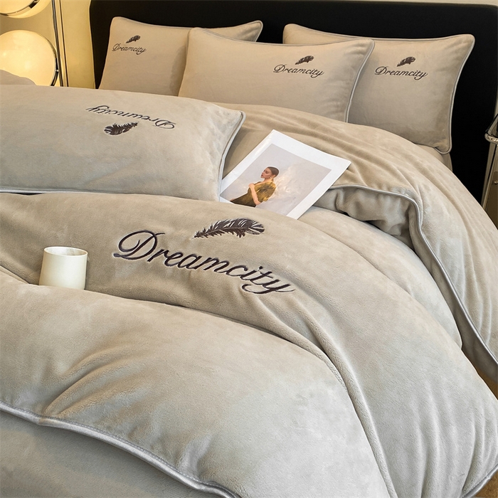 91家纺网 家纺一手货源 找家纺 梦幻之城 2025新款牛奶绒刺绣款四件套-寐羽B款 寐羽-香草灰