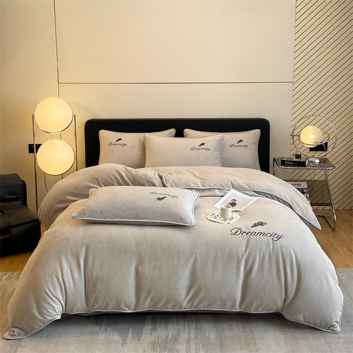 91家纺网 家纺一手货源 找家纺 梦幻之城 2025新款牛奶绒刺绣款四件套-寐羽B款 寐羽-香草灰