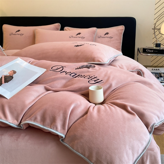 91家纺网 家纺一手货源 找家纺 梦幻之城 2025新款牛奶绒刺绣款四件套-寐羽B款 寐羽-可可粉