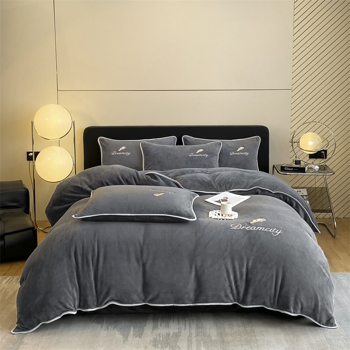 91家纺网 家纺一手货源 找家纺 梦幻之城 2025新款牛奶绒刺绣款四件套-寐羽B款 寐羽-绅士灰