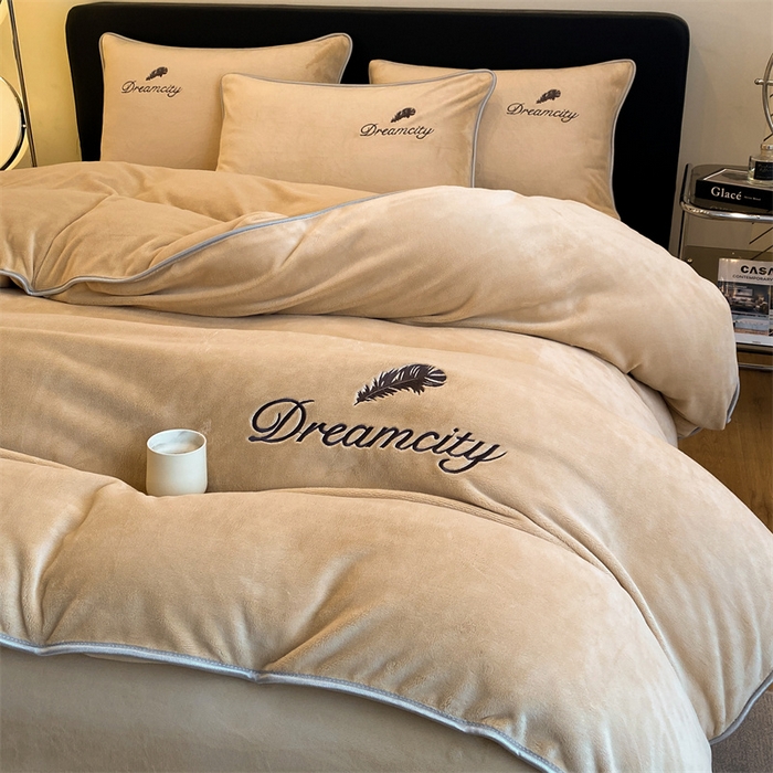 91家纺网 家纺一手货源 找家纺 梦幻之城 2025新款牛奶绒刺绣款四件套-寐羽B款 寐羽-香槟色