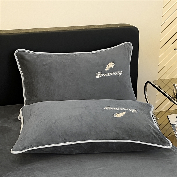 91家纺网 家纺一手货源 找家纺 梦幻之城 2025新款牛奶绒刺绣款四件套-寐羽B款 寐羽-绅士灰