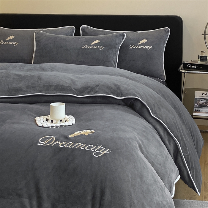 91家纺网 家纺一手货源 找家纺 梦幻之城 2025新款牛奶绒刺绣款四件套-寐羽B款 寐羽-绅士灰