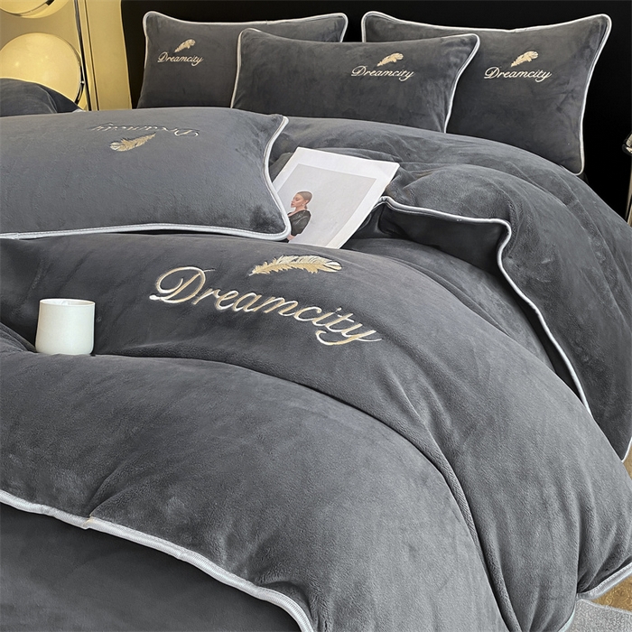 91家纺网 家纺一手货源 找家纺 梦幻之城 2025新款牛奶绒刺绣款四件套-寐羽B款 寐羽-绅士灰