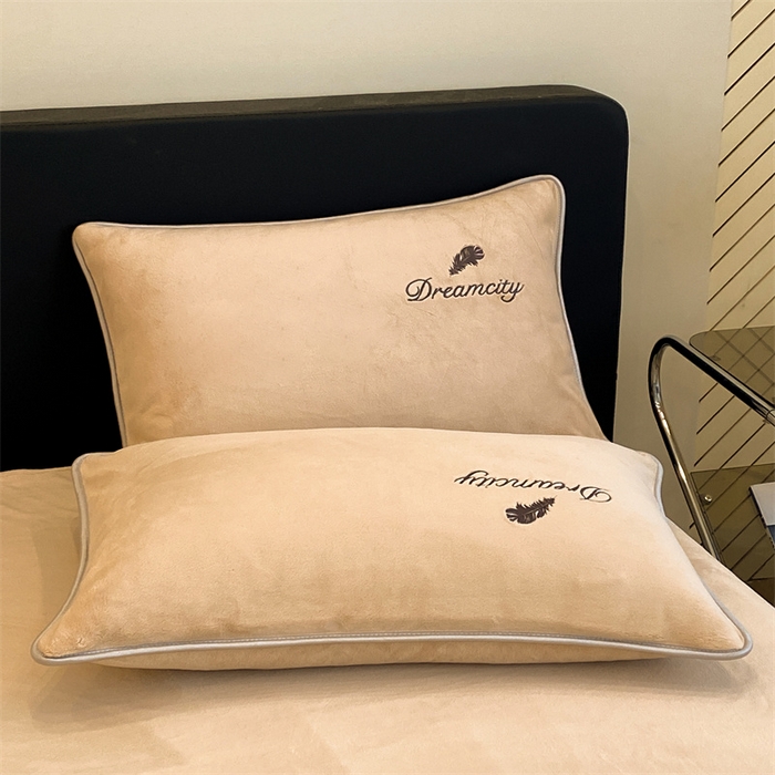 91家纺网 家纺一手货源 找家纺 梦幻之城 2025新款牛奶绒刺绣款四件套-寐羽B款 寐羽-香槟色