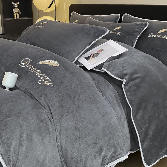 91家纺网 家纺一手货源 找家纺 梦幻之城 2025新款牛奶绒刺绣款四件套-寐羽B款 寐羽-绅士灰