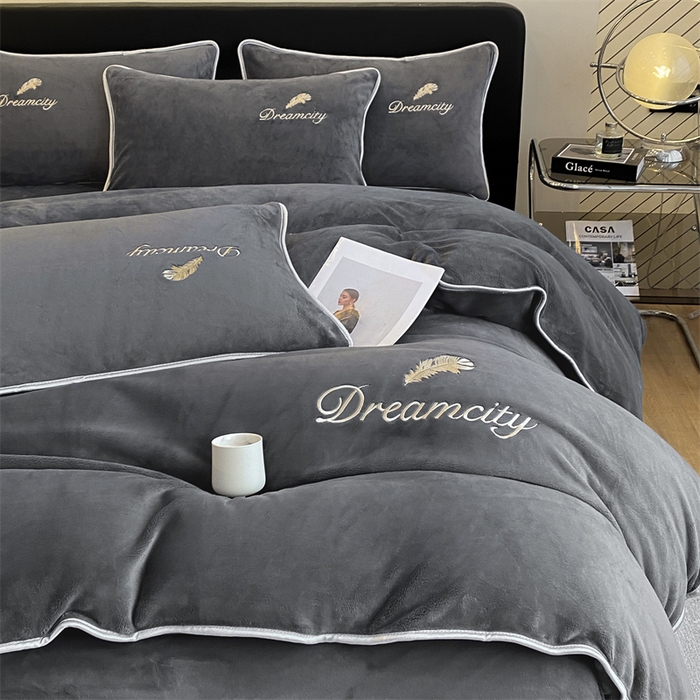 91家纺网 家纺一手货源 找家纺 梦幻之城 2025新款牛奶绒刺绣款四件套-寐羽B款 寐羽-绅士灰