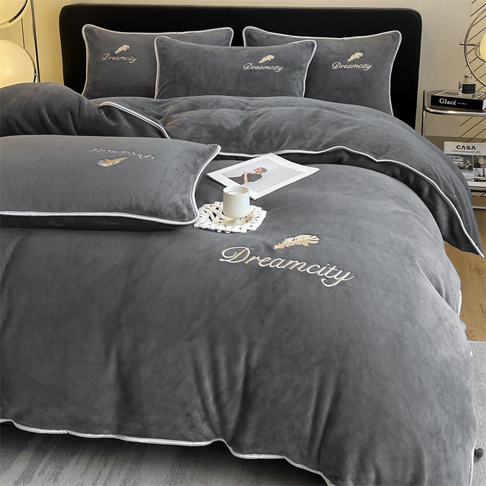 91家纺网 家纺一手货源 找家纺 梦幻之城 2025新款牛奶绒刺绣款四件套-寐羽B款 寐羽-绅士灰