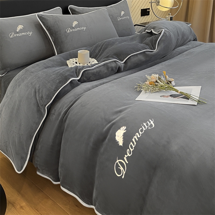 91家纺网 家纺一手货源 找家纺 梦幻之城 2025新款牛奶绒刺绣款四件套-寐羽B款 寐羽-绅士灰