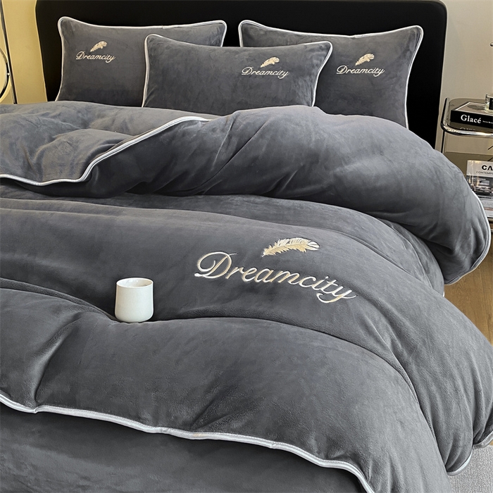 91家纺网 家纺一手货源 找家纺 梦幻之城 2025新款牛奶绒刺绣款四件套-寐羽B款 寐羽-绅士灰