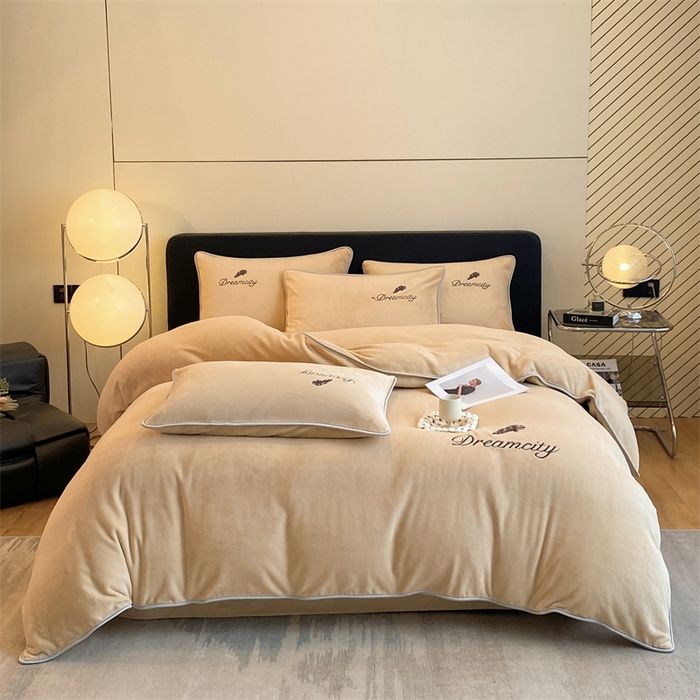 91家纺网 家纺一手货源 找家纺 梦幻之城 2025新款牛奶绒刺绣款四件套-寐羽B款 寐羽-香槟色