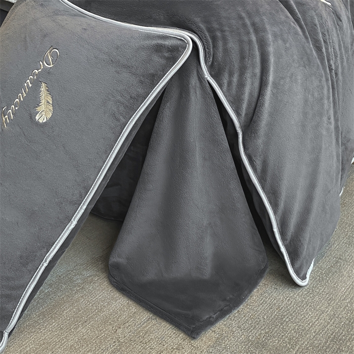 91家纺网 家纺一手货源 找家纺 梦幻之城 2025新款牛奶绒刺绣款四件套-寐羽B款 寐羽-绅士灰