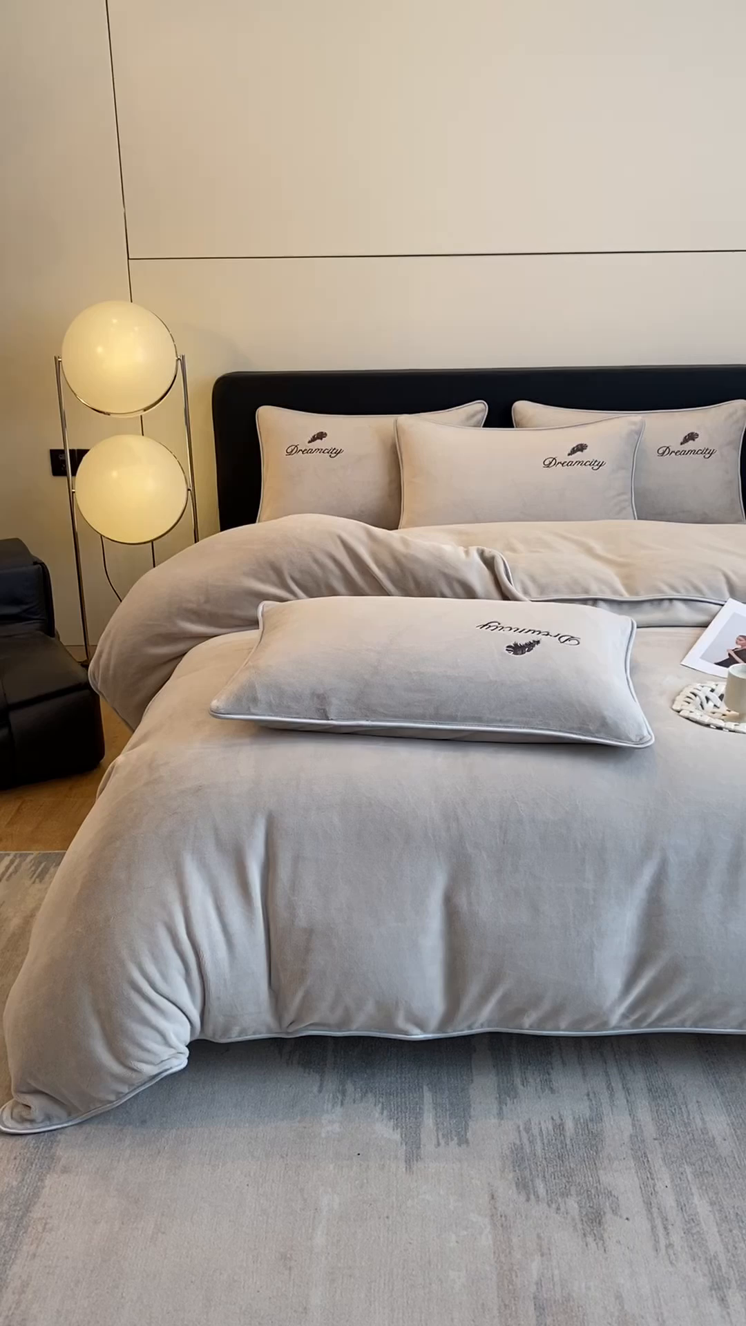 91家纺网 家纺一手货源 找家纺 梦幻之城 2025新款牛奶绒刺绣款四件套-寐羽B款 寐羽-香草灰