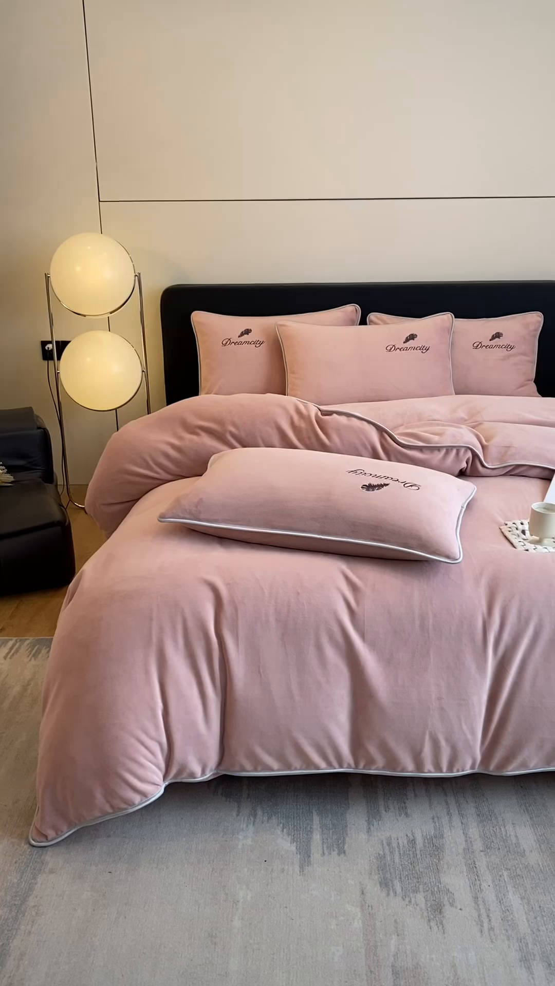 91家纺网 家纺一手货源 找家纺 梦幻之城 2025新款牛奶绒刺绣款四件套-寐羽B款 寐羽-可可粉