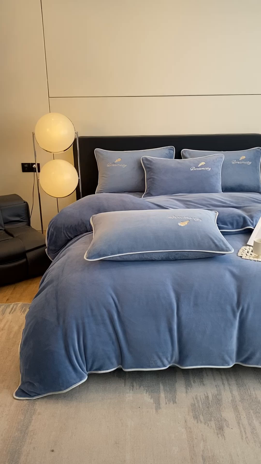 91家纺网 家纺一手货源 找家纺 梦幻之城 2025新款牛奶绒刺绣款四件套-寐羽B款 寐羽-宾利蓝