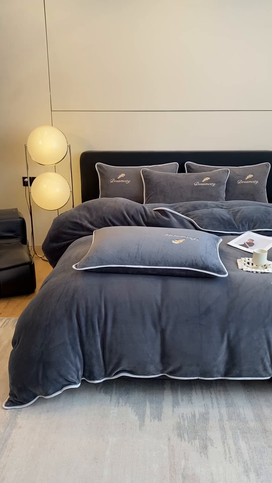 91家纺网 家纺一手货源 找家纺 梦幻之城 2025新款牛奶绒刺绣款四件套-寐羽B款 寐羽-绅士灰