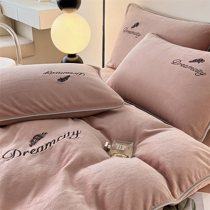 91家纺网 家纺一手货源 找家纺 梦幻之城 2025新款牛奶绒刺绣款四件套-寐羽C款 寐羽-可可粉