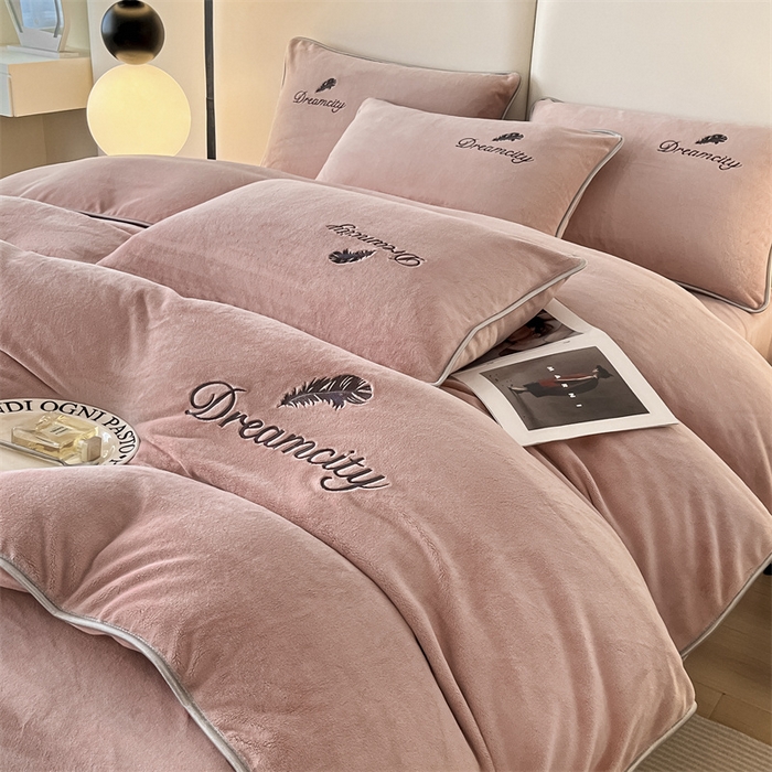 91家纺网 家纺一手货源 找家纺 （总）梦幻之城 2025新款牛奶绒刺绣款四件套-寐羽C款