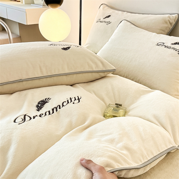 91家纺网 家纺一手货源 找家纺 梦幻之城 2025新款牛奶绒刺绣款四件套-寐羽C款 寐羽-奶芋色