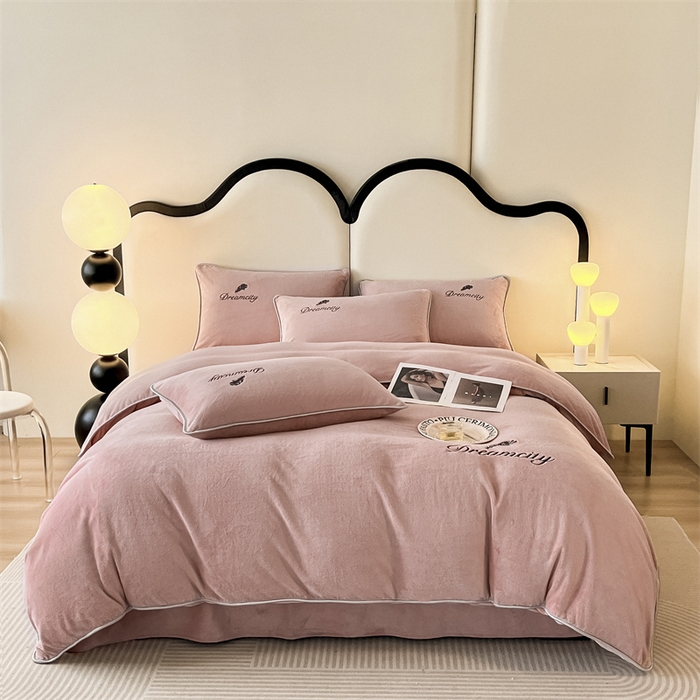 91家纺网 家纺一手货源 找家纺 梦幻之城 2025新款牛奶绒刺绣款四件套-寐羽C款 寐羽-可可粉