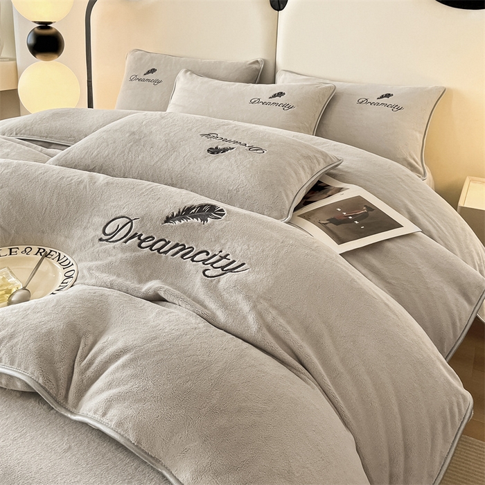 91家纺网 家纺一手货源 找家纺 梦幻之城 2025新款牛奶绒刺绣款四件套-寐羽C款 寐羽-香草灰