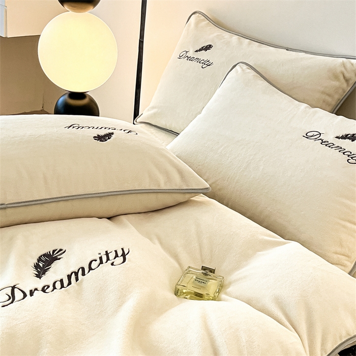 91家纺网 家纺一手货源 找家纺 梦幻之城 2025新款牛奶绒刺绣款四件套-寐羽C款 寐羽-奶芋色