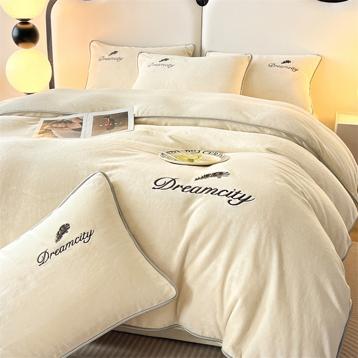 91家纺网 家纺一手货源 找家纺 梦幻之城 2025新款牛奶绒刺绣款四件套-寐羽C款 寐羽-奶芋色