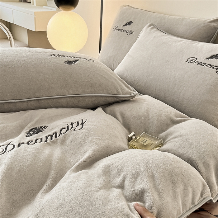 91家纺网 家纺一手货源 找家纺 梦幻之城 2025新款牛奶绒刺绣款四件套-寐羽C款 寐羽-香草灰