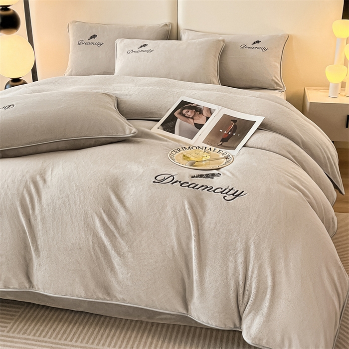 91家纺网 家纺一手货源 找家纺 梦幻之城 2025新款牛奶绒刺绣款四件套-寐羽C款 寐羽-香草灰