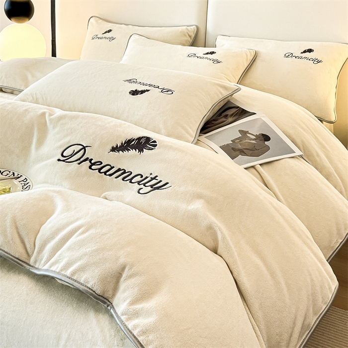 91家纺网 家纺一手货源 找家纺 梦幻之城 2025新款牛奶绒刺绣款四件套-寐羽C款 寐羽-奶芋色