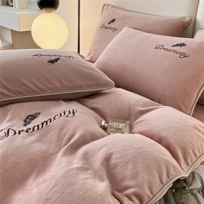 91家纺网 家纺一手货源 找家纺 梦幻之城 2025新款牛奶绒刺绣款四件套-寐羽C款 寐羽-可可粉