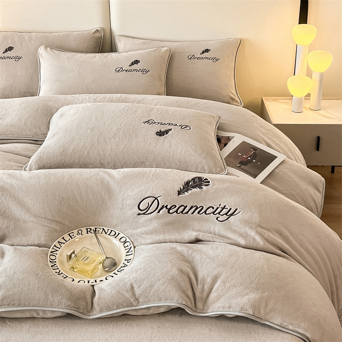 91家纺网 家纺一手货源 找家纺 梦幻之城 2025新款牛奶绒刺绣款四件套-寐羽C款 寐羽-香草灰