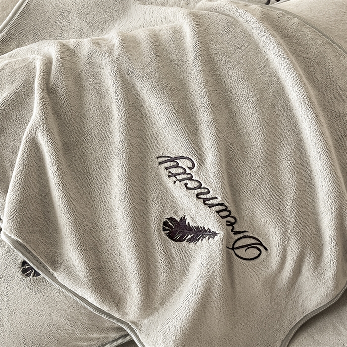 91家纺网 家纺一手货源 找家纺 梦幻之城 2025新款牛奶绒刺绣款四件套-寐羽C款 寐羽-香草灰