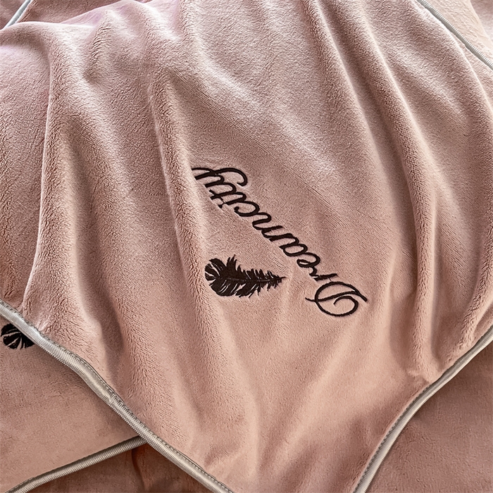 91家纺网 家纺一手货源 找家纺 梦幻之城 2025新款牛奶绒刺绣款四件套-寐羽C款 寐羽-可可粉