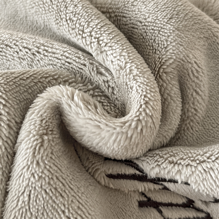 91家纺网 家纺一手货源 找家纺 梦幻之城 2025新款牛奶绒刺绣款四件套-寐羽C款 寐羽-香草灰