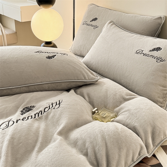 91家纺网 家纺一手货源 找家纺 梦幻之城 2025新款牛奶绒刺绣款四件套-寐羽C款 寐羽-香草灰