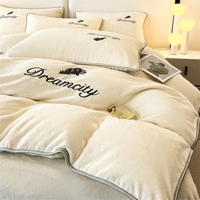 91家纺网 家纺一手货源 找家纺 梦幻之城 2025新款牛奶绒刺绣款四件套-寐羽C款 寐羽-奶芋色